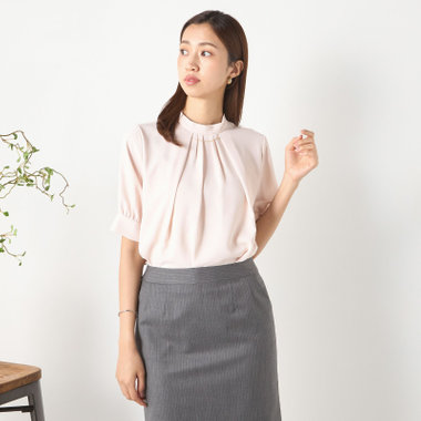 【NATURAL BEAUTY】【半袖】ネックレス風チェーンパーツ付スタンドカラーブラウス / ピンク / カフス袖