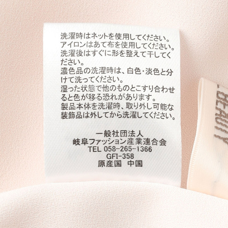 ナチュラル　ビューティー 【NATURAL BEAUTY】【半袖】ネックレス風チェーンパーツ付スタンドカラーブラウス / ピンク / カフス袖 赤淡色