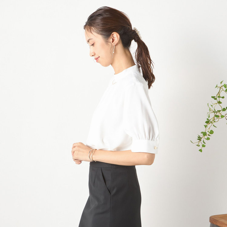 ナチュラル　ビューティー 【NATURAL BEAUTY】【半袖】ネックレス風チェーンパーツ付スタンドカラーブラウス  / ホワイト / カフス袖 白