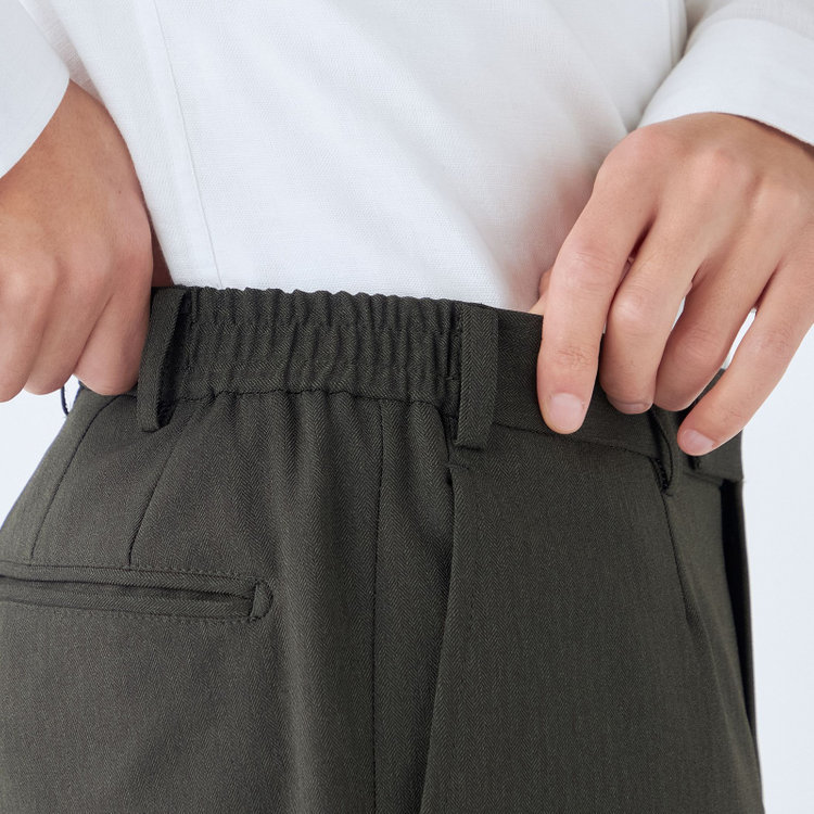 ＪＰ コンフォート 【JOHN PEARSE comfort】【年間】2釦シングルスリーピーススーツ ショートタック/カーキ/ウエストシャーリング仕様/「ULTRA MOVE」ストレッチ・ウォッシャブル/※裾上げ必要 緑中間