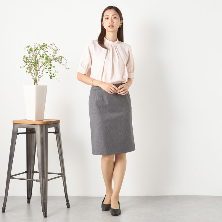 ナチュラル　ビューティー 【NATURAL BEAUTY】【半袖】ネックレス風チェーンパーツ付スタンドカラーブラウス / ピンク / カフス袖 赤淡色