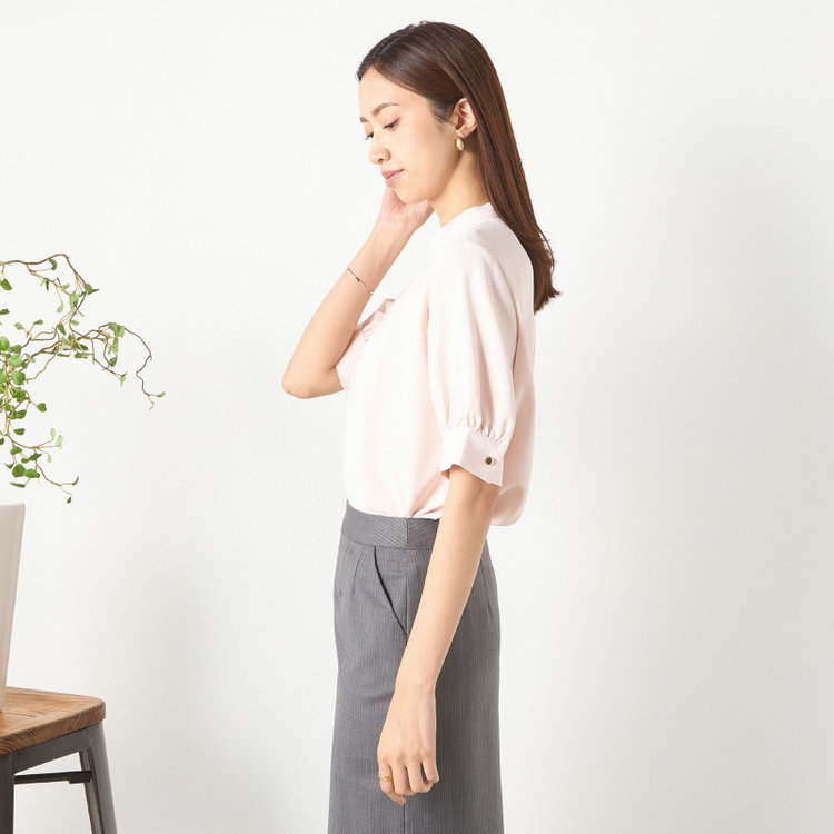 ナチュラル　ビューティー 【NATURAL BEAUTY】【半袖】ネックレス風チェーンパーツ付スタンドカラーブラウス / ピンク / カフス袖 赤淡色