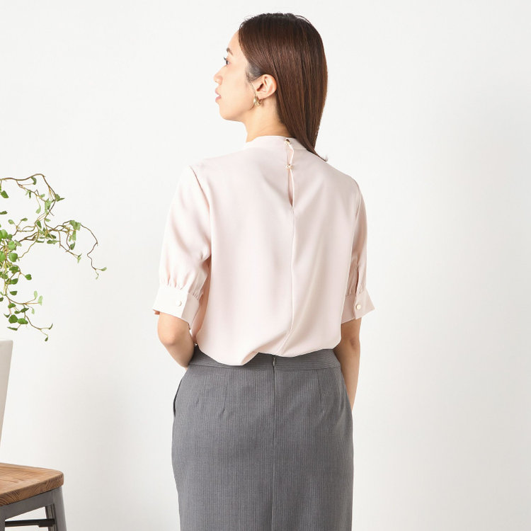 ナチュラル　ビューティー 【NATURAL BEAUTY】【半袖】ネックレス風チェーンパーツ付スタンドカラーブラウス / ピンク / カフス袖 赤淡色