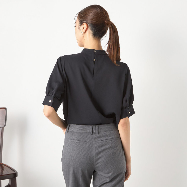 ナチュラル　ビューティー 【NATURAL BEAUTY】【半袖】ネックレス風チェーンパーツ付スタンドカラーブラウス / ブラック / カフス袖 黒
